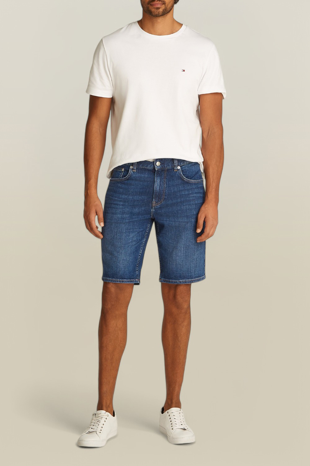 תמונת כל הלוק של מכנסי ג'ינס קצרים סלים פיט